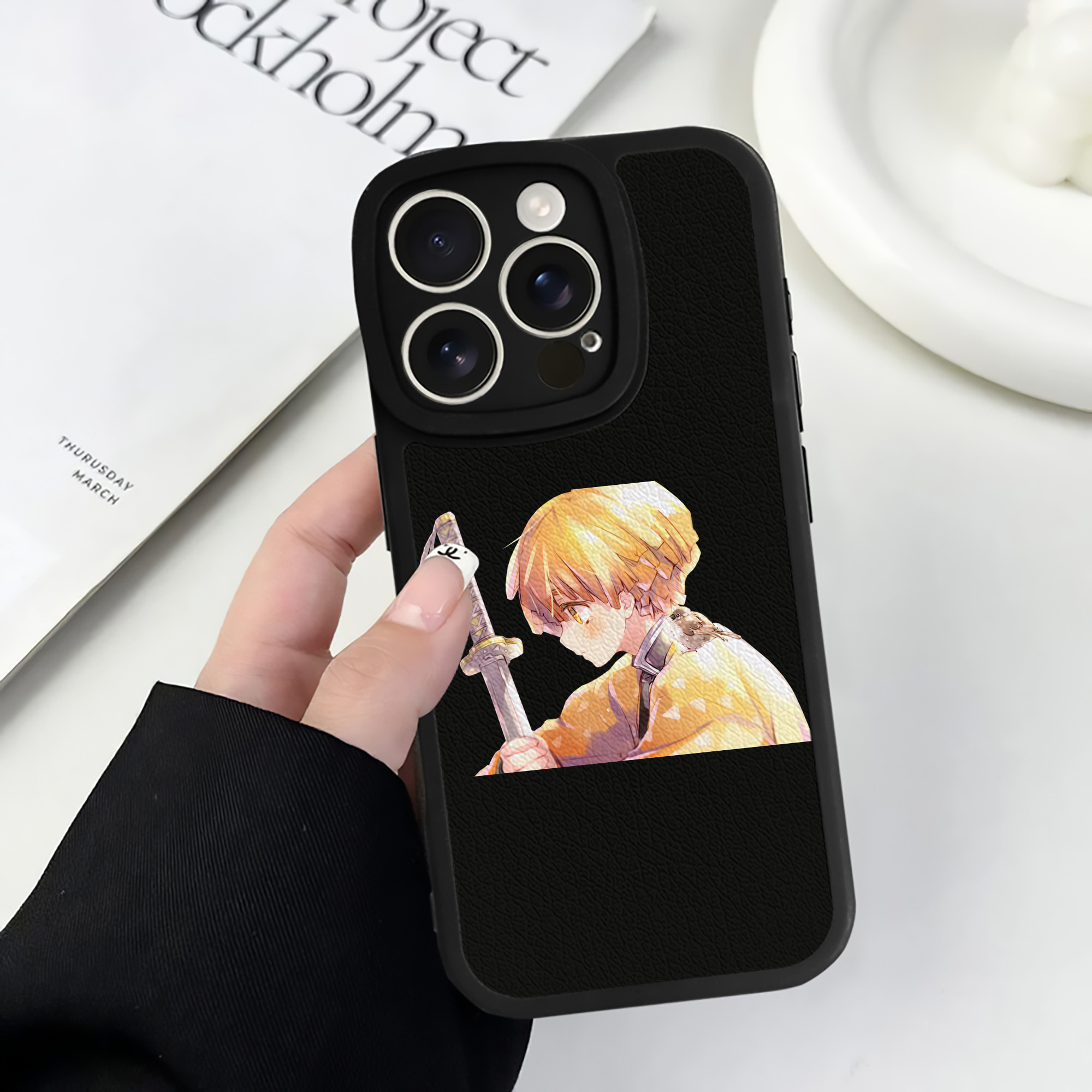 （画像用） 鬼滅の刃（きめつのやいば）我妻 善逸／あがつま ぜんいつ Agatsuma Zenitsu 【iPhone 16シリーズ対応】シリコンスマホケース（レザー調） 材質：シリコン